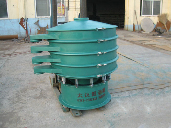 直徑1000型振動篩除了有碳鋼材質(zhì)其還有不銹鋼+碳鋼，以及全不銹鋼的選擇，用戶可根據(jù)用戶物料的性質(zhì)不同可進行選擇。
